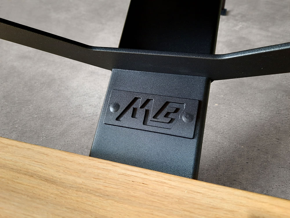 Escalier métallique à limon centrale tubulaire et marches en chêne sur mesure près de Nangis