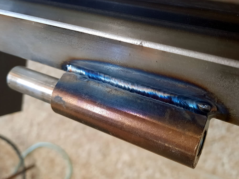 Détail de soudure d'un gond de porte près de Nangis