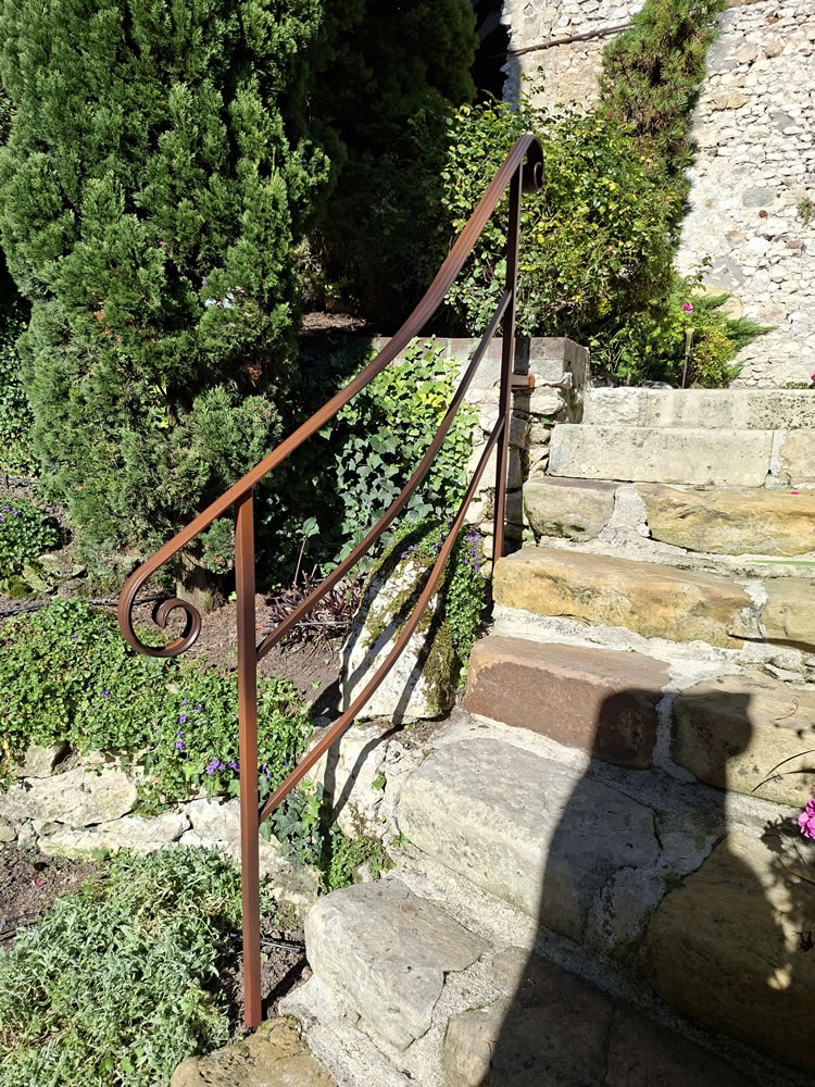 Main courante débillardée sur-mesure pour escalier exterieur à Donnemarie-Dontilly