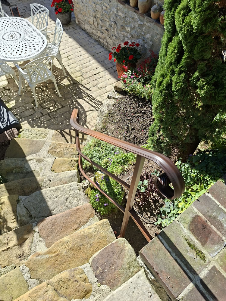 Main courante débillardée sur-mesure pour escalier exterieur à Donnemarie-Dontilly