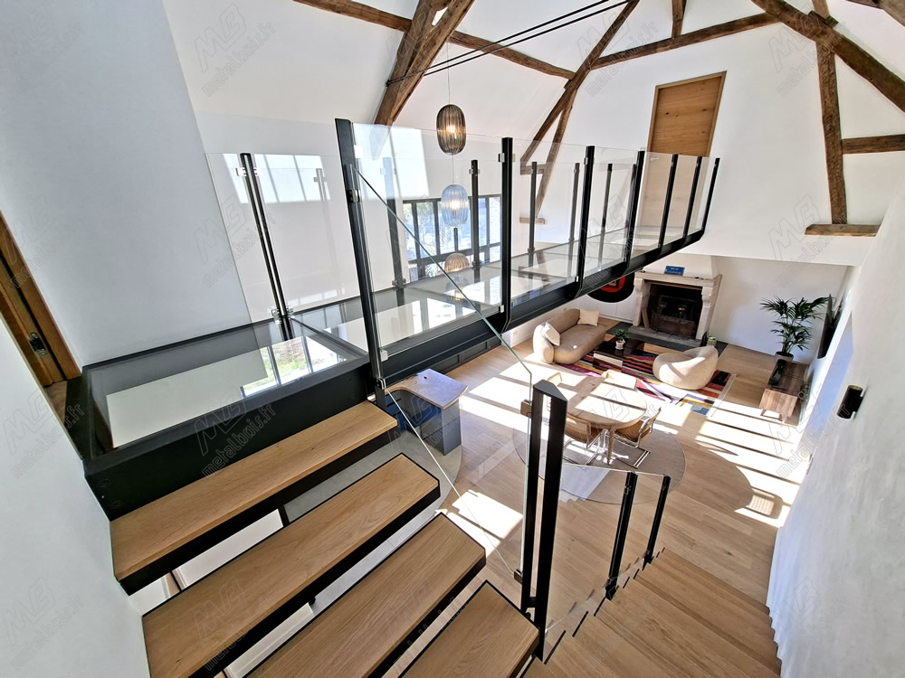 Passerelle métallique avec plancher et garde-corps vitrés sur mesure près de Bray-sur-Seine